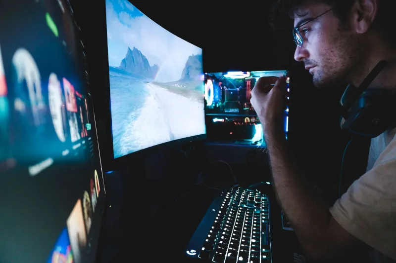 He Doesn't Know You Exist and You Just Sent Him $50: The Emotional Economics of Streamer Culture